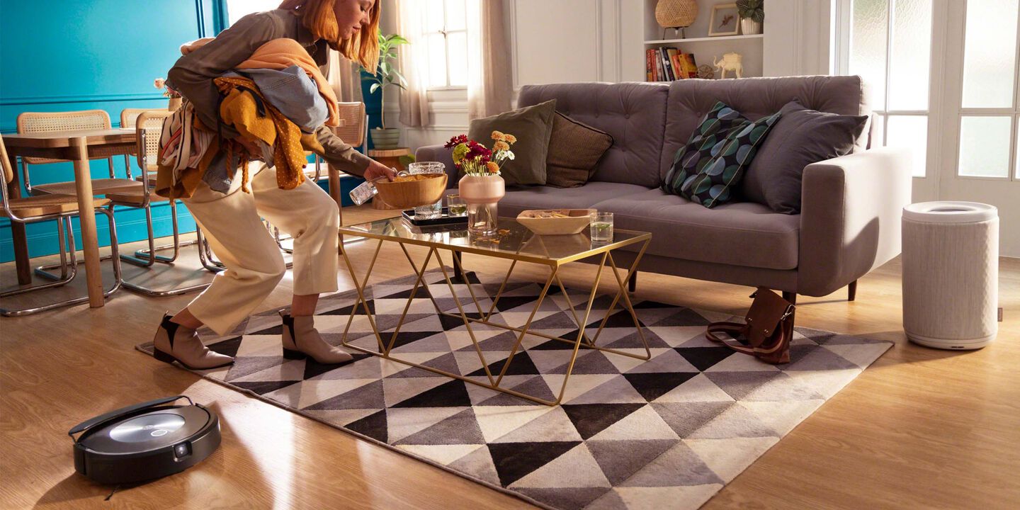 Femme déambulant et Roomba Combo®
