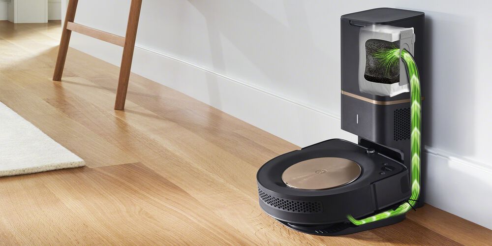 s9 Roomba lädt an seinem Dock