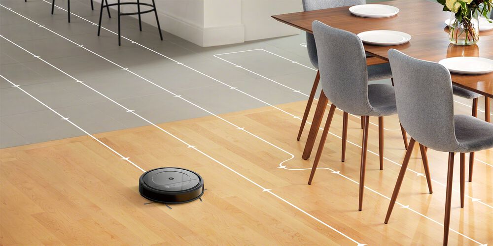 Ein Roomba, der einen Hartholzboden reinigt