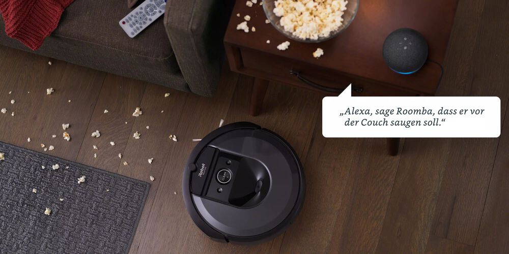 Kommunikation mit einem Roomba über Alexa in einem Raum mit Popcorn auf dem Boden