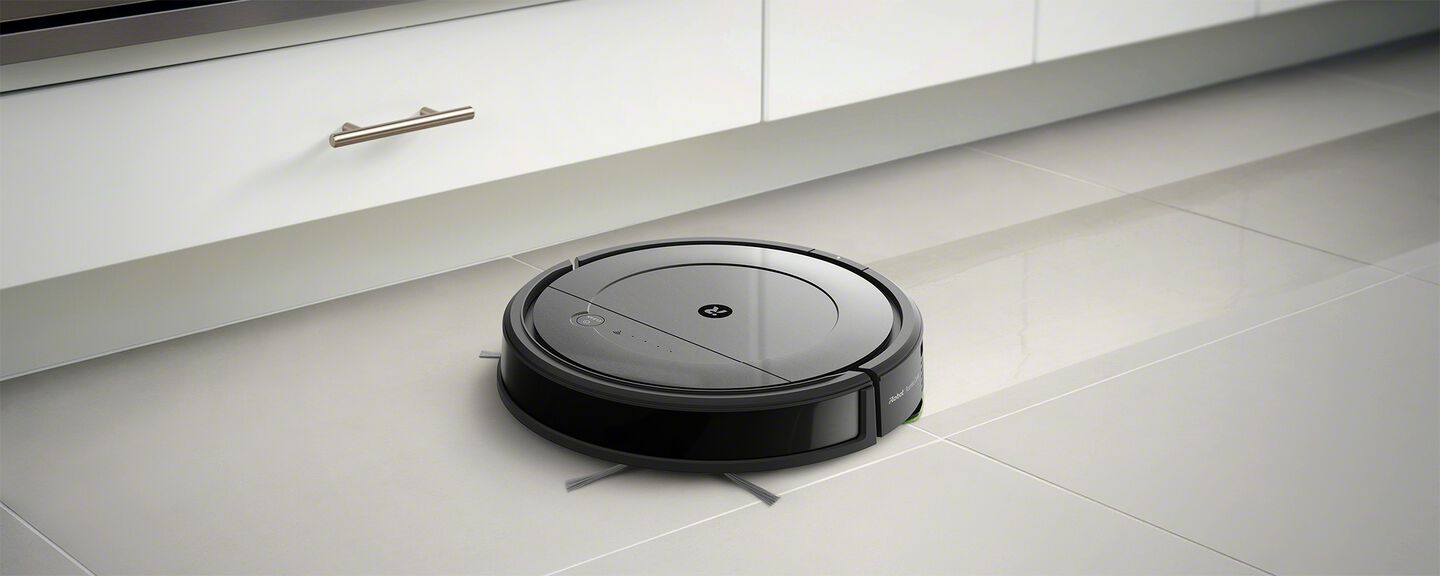 Ein Roomba, der einen Boden wischt